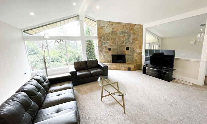 Saanich House | Spring Gate Estate by Elk Lake