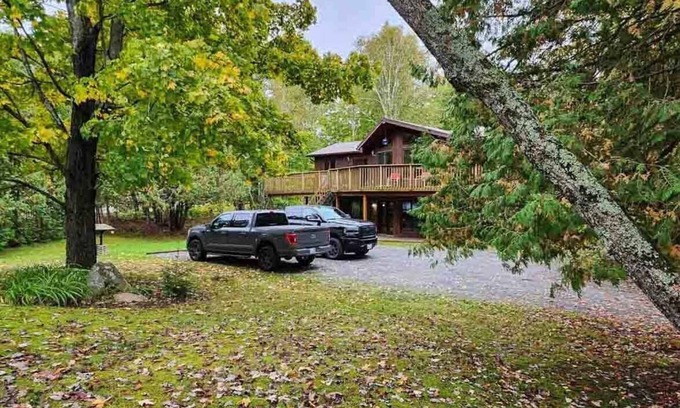 McKellar Cottage | Spring Hill Lodge - Three Bedroom Cottage, Sleeps 8