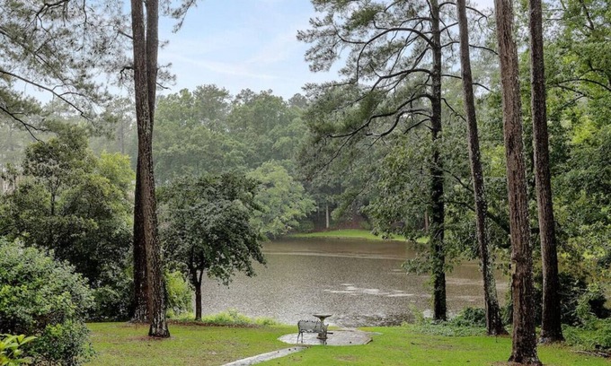 Forest Acres House | Spring Lake Overlook | Mins to Fort Jackson