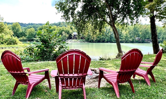 Hardy Cabin | Spring River Waterfront Cabin - Walking Distance to Downtown Hardy & Loberg Park