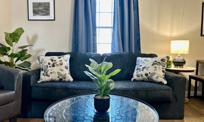 Evansville Apartment | Spring Street Suites C/Stylish 3BD/1BA Apt