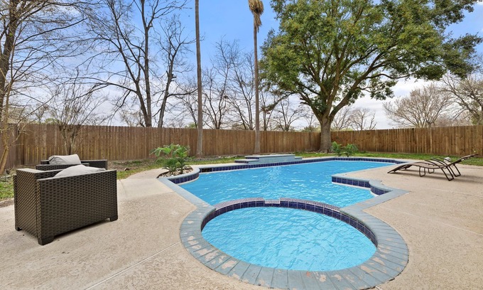 Houston House | Spring Tropical Paradise/4 Bd 4Ba/Pool & Balcony Reserved