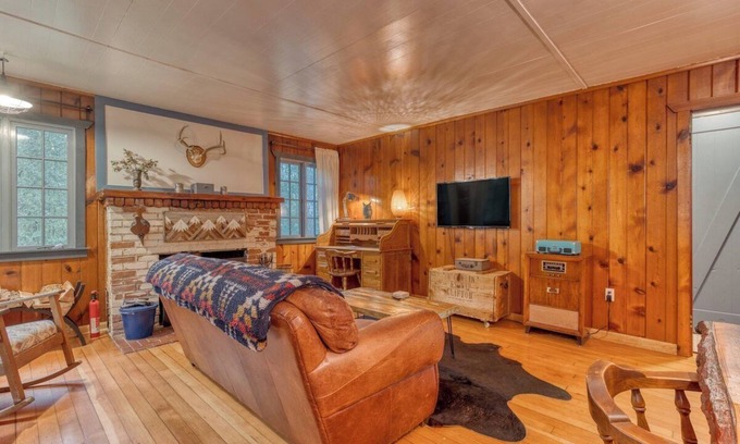 Mount Hood Village Cabin | Springbrook Cabin 2BR Retro Charm w Fireplace