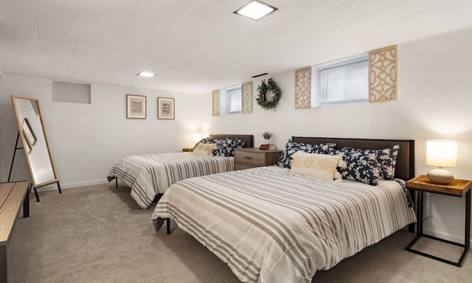 East Peoria House | Springfield · 5Queens+1TwinFuton: East Peoria-Perfect for Lrg Groups