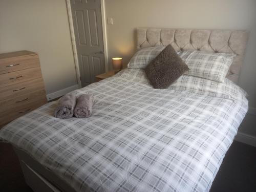 Giltbrook House | Springfield Gardens - Ilkeston - 4 Bedroom House, 8 Beds, Close to M1-A52 Long Eaton - Nottingham - Derbyshire - 400Mbs WiFi Free Parking!