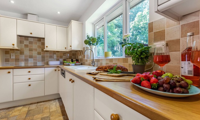 Woolland Cottage | Springhill, a spacious bungalow sleeps 4 guests in 2 bedrooms