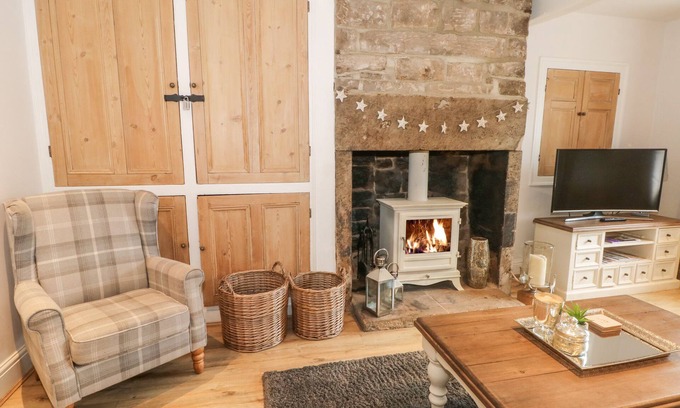 New Mill House | SPRINGWOOD COTTAGE, pet friendly, with open fire in New Mill