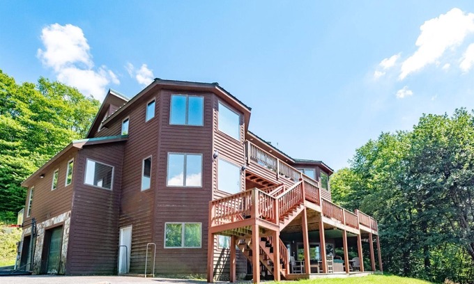 Old Timberline House | Spruce Lodge - 1465 Mountainside RdnnSpruce Lodge - Easy Access to Dolly Sods, Lake Access, Pet Friendly, Hot Tub