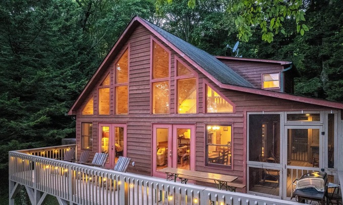 Sylva House | Spruce Patch - Mountain Cabin with Stunning Views and a Hot Tub!
