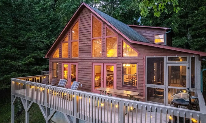 Sylva House | Spruce Patch - Mountain Cabin with Stunning Views and a Hot Tub!