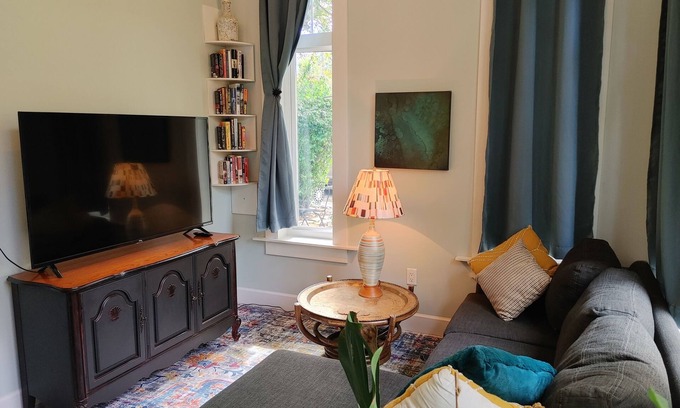 Cobble Hill House | Spruce Suite - Beach and Vineyard steps away!