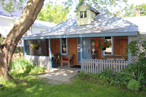 Lion's Head House | Spry Church Cozy Cottage