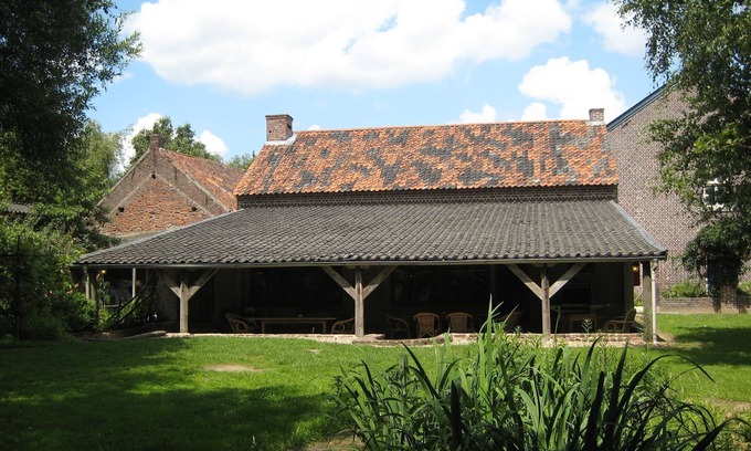 Municipality of Leudal House | Square-shaped farmhouse in a rural area.