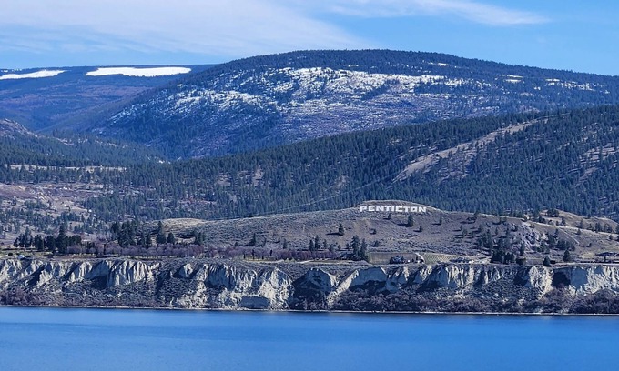 Okanagan-Similkameen House | Squires House - Amazing views! Minutes to beaches, trails & wineries!