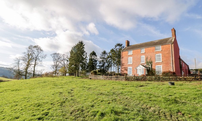 Welshpool House | SQUIRES REST, pet friendly, with hot tub in Llanfair Caereinion