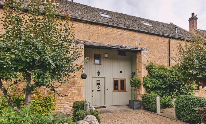 Longborough House | Squirrel Barn - Pets Stay for Free