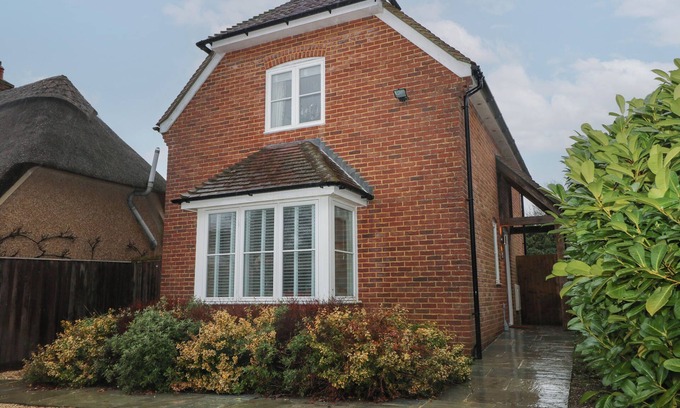 Micheldever Cottage | SQUIRREL'S LEAP, pet friendly, with a garden in Micheldever