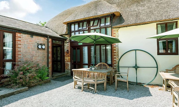 Whitchurch Canonicorum Cottage | Squirrels Barn - Thatched Dorset Cottage