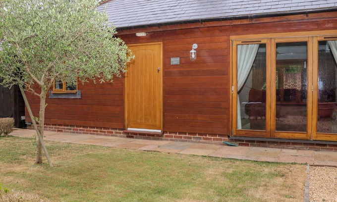 Fareham Cottage | SQUIRRELS DREY, family friendly, with pool in Titchfield Common