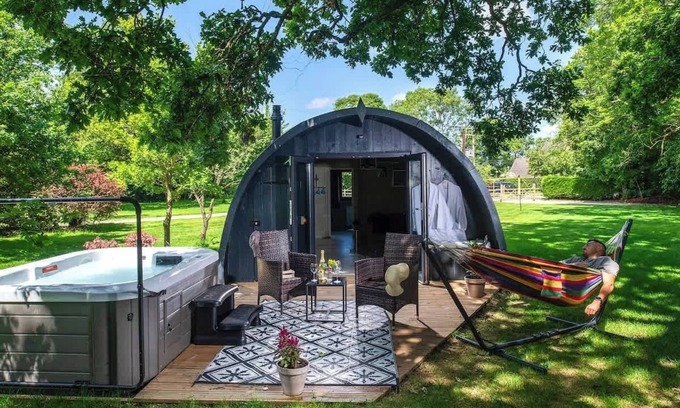 Malmesbury Cabin | Squirrels Drey | Hot Tub Stay in the Cotswolds