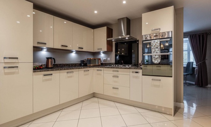 Frampton on Severn House | Squirrels Street - Stunning 4 Bedroom in Stratford Upon Avon!