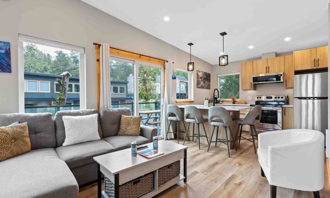 Ucluelet Cabin | SS#3 Paddler - Cozy and Modern w/Spring Cove View