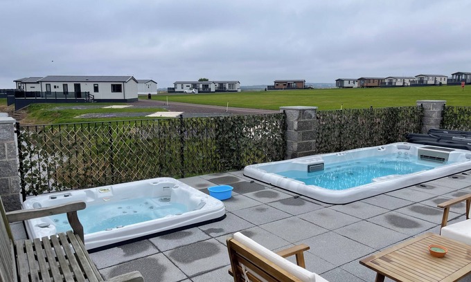 Strathkinness Cabin | St .Andrews Lodge park. No 23 Rivendale lodge, stunning views with hot tub