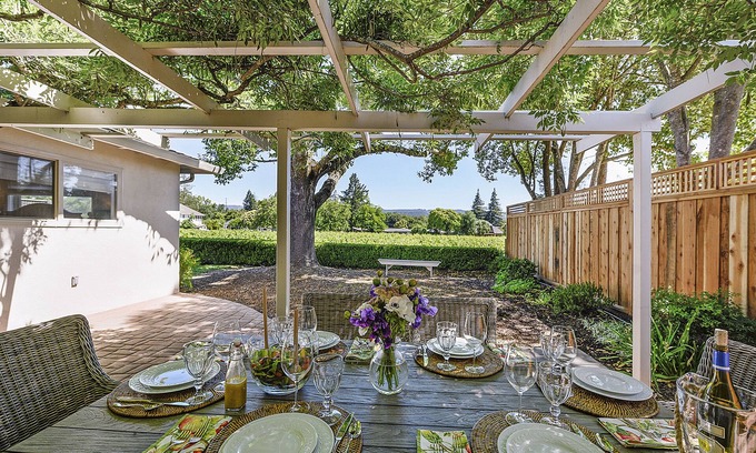 St. Helena House | St. Helena with Beautiful Vineyard View near Main Street