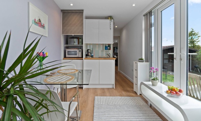 Hove Cottage | St Helens Studio - Free Parking By My Getaways