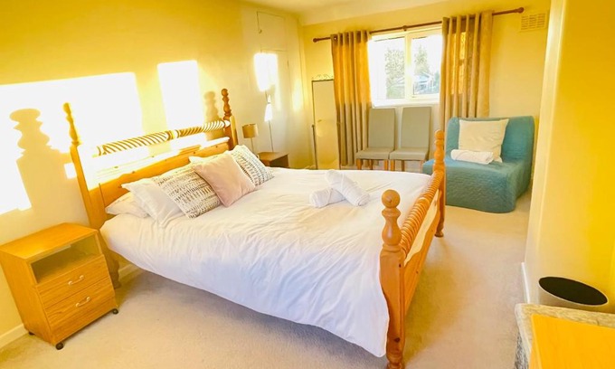 St Ives House | St Ives, King Bed Cosy home, parking, fast Wi Fi