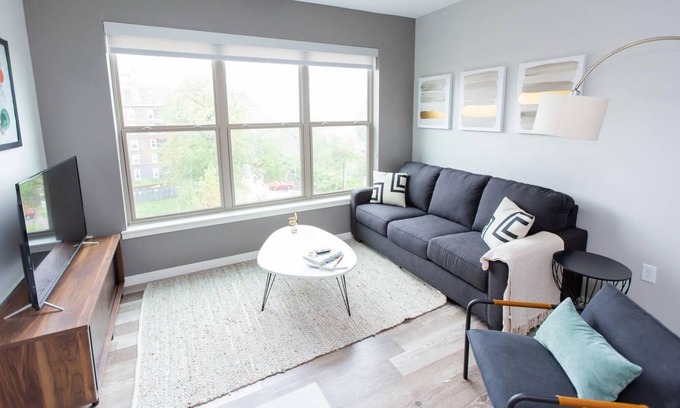 DeBaliviere Place Apartment | St. Louis | Dreamy 2BD/2BA Forest Park Apartment