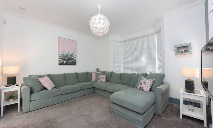 Cliftonville Cottage | St Malo House - a house that sleeps 6 guests in 3 bedrooms