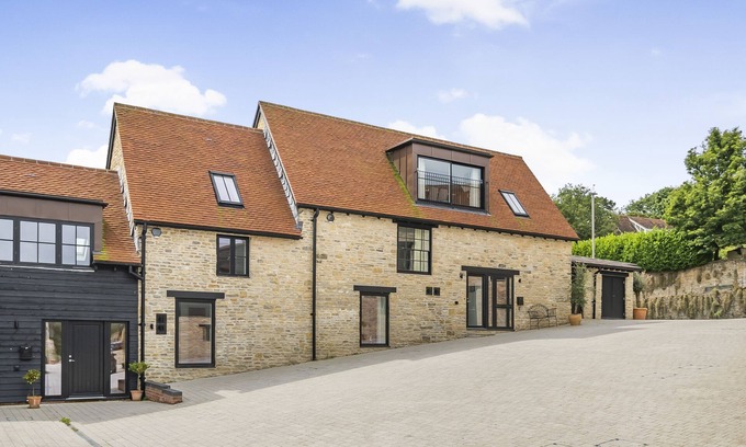 Stalbridge House | St Mary's Barn - sleeps 6 guests in 3 bedrooms