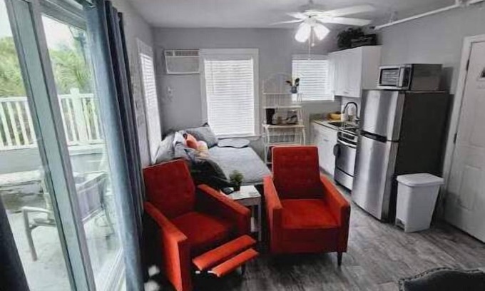 Historic Old Northeast Apartment | St Pete Studio 3 minutes to Pier!