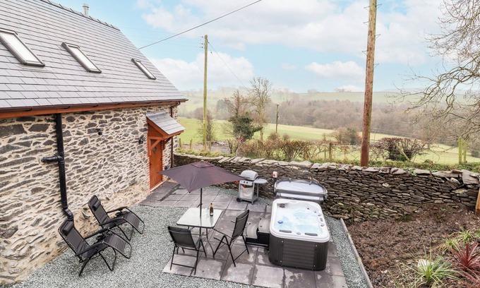 Oswestry Cottage | STABL, PLAS MOELFRE HALL BARNS in Llanrhaeadr-Ym-Mochnant