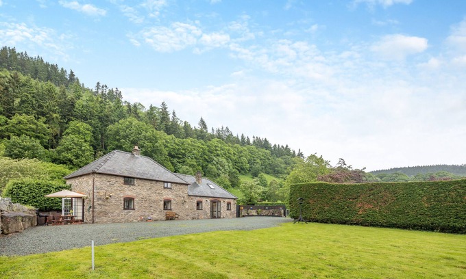 Pontfadog House | Stabl Y Ddol - Four Bedroom House, Sleeps 6