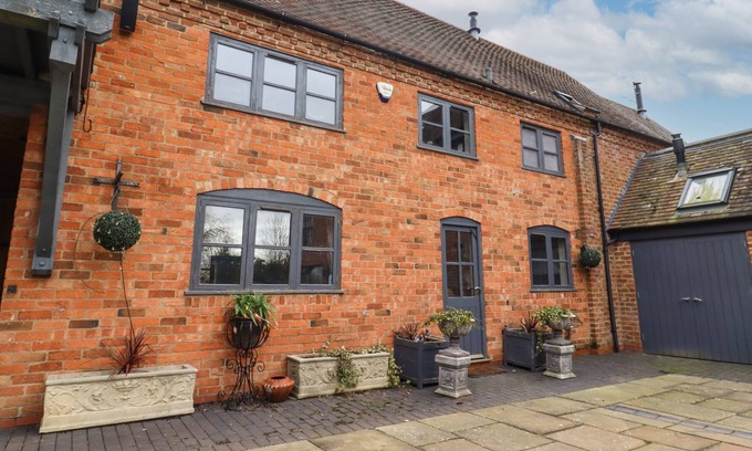 Ardens Grafton House | STABLE COTTAGE, family friendly, with open fire in Welford-On-Avon