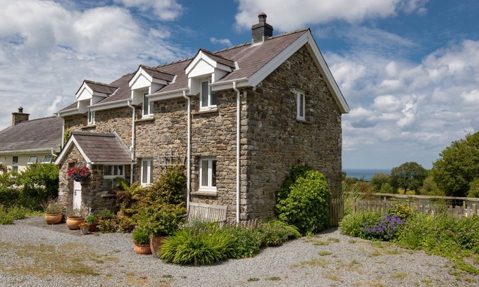 New Quay Cottage | STABLE COTTAGE, character holiday cottage, with open fire in New Quay