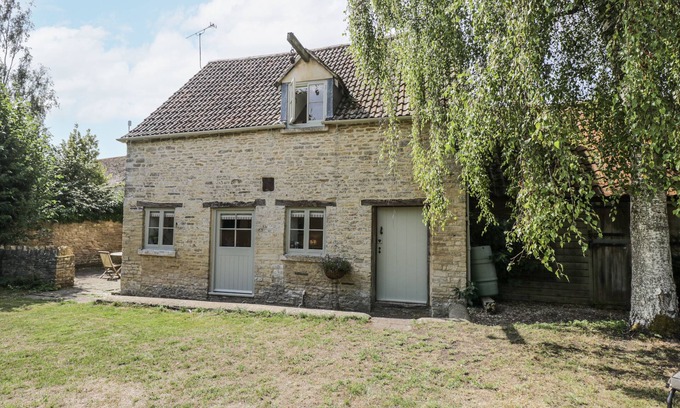 Ozleworth House | STABLE COTTAGE, pet friendly, with a garden in Sherston