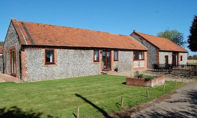Felbrigg Cabin | Stable Cottage Sleeps 6 (3 Bedrooms)