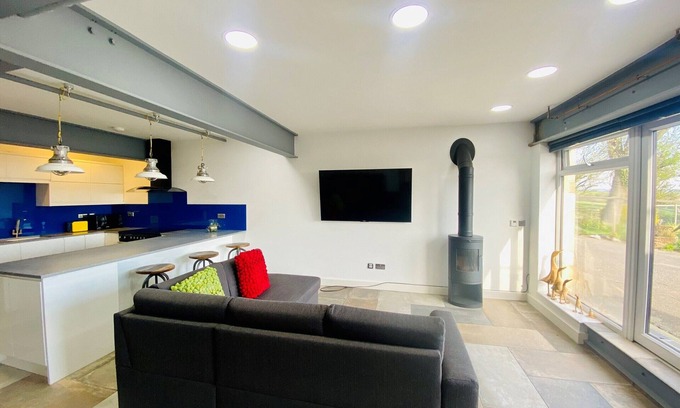 Cutthorpe Cottage | Stable View, Ambron House