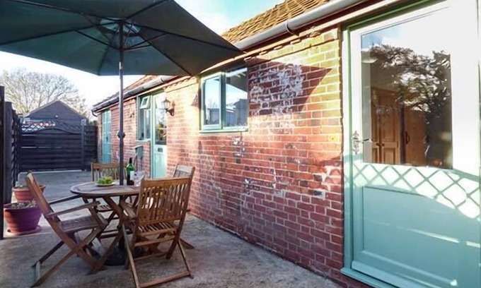 East Dereham Cottage | STABLE VIEW, pet friendly, character holiday cottage in Hingham