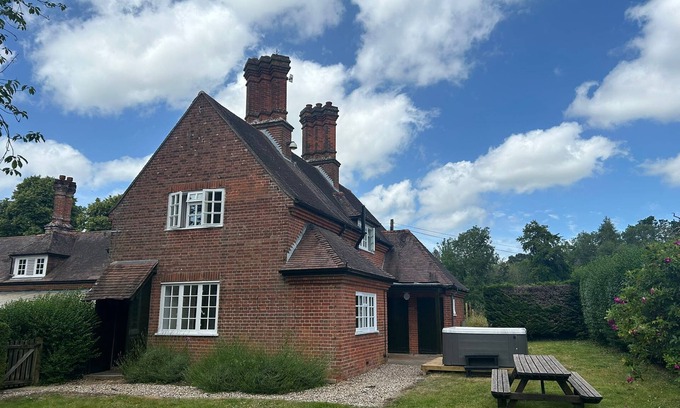 Alderbury Cottage | Stables Cottage by Group Retreats