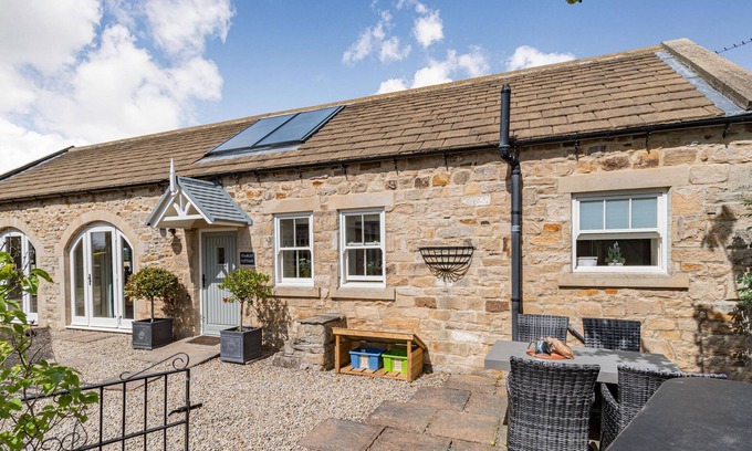 Fremington Cottage | STABLES COTTAGE, pet friendly, character holiday cottage in Whorlton