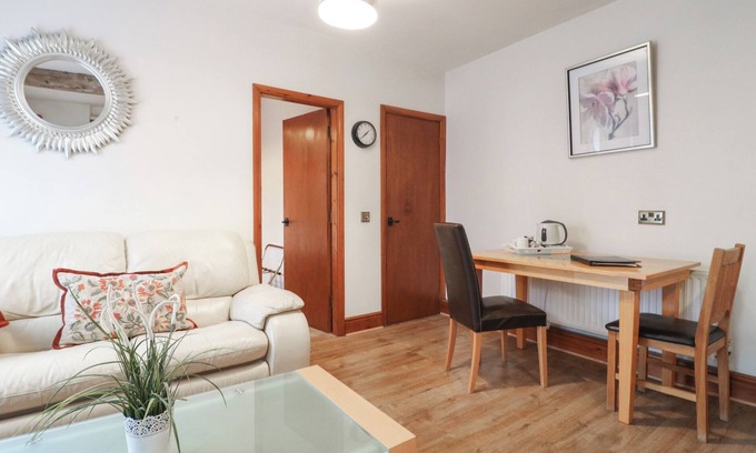 Castle Donington Cottage | STABLES, romantic, with a garden in Castle Donington