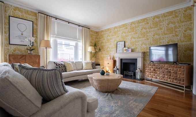 Royal Borough of Kensington and Chelsea Apartment | Stafford Terrace IV by onefinestay