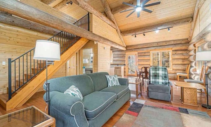 Beulah House | Stagecoach Inn Log Cabin 10 Acres Wooded Setting