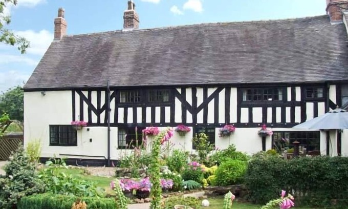 Fulford Cottage | STALLINGTON HALL FARM, pet friendly, with hot tub in Stallington