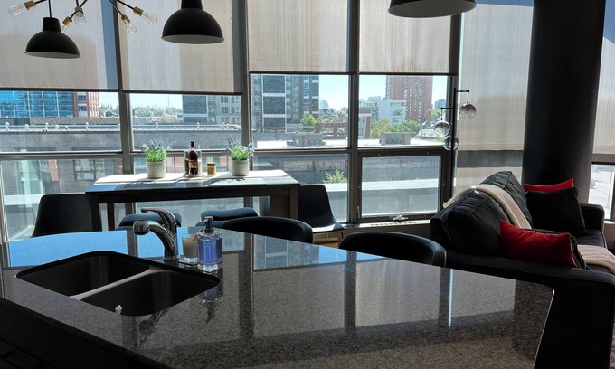 Victoria Park Apartment | Stampede Heart of Calgary Luxury 1 bedroom apartment Parking included