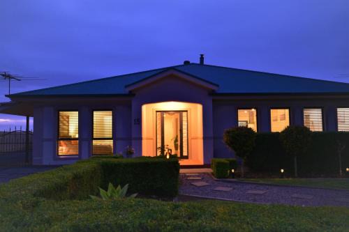 Dalrymple House | Stan Breeze: Elegant Family Retreat